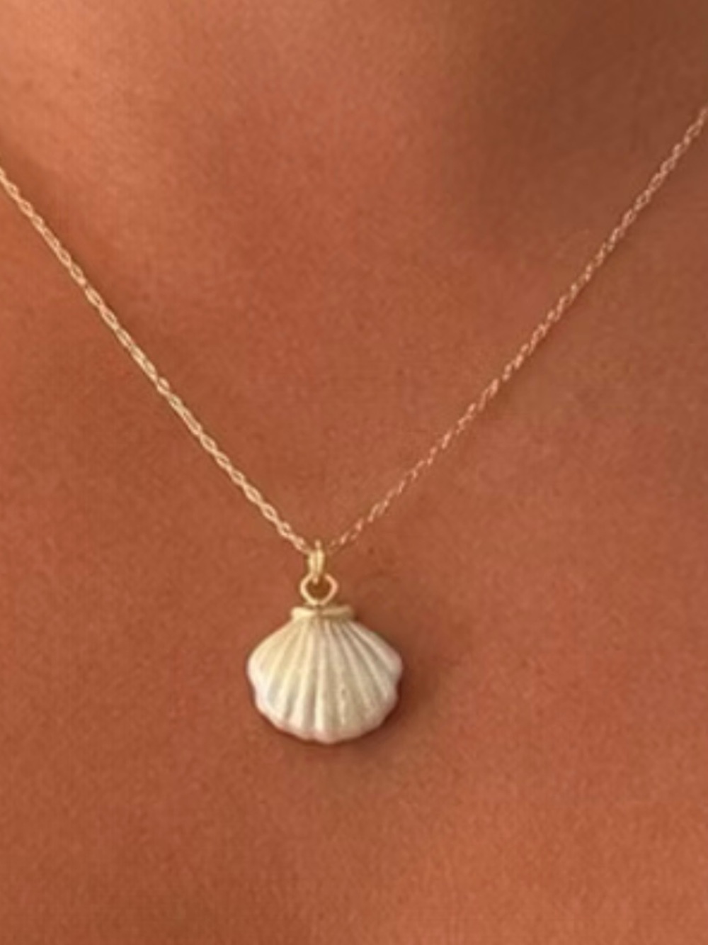 Gold Shell Pendant Necklace in White Shell
